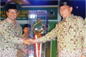 Wakil Gubernur Jawa Barat, Deddy Mizwar memberikan ucapan selamat kepada Walikota Bandung, Ridwan Kamil seusai memberikan piala bergilir juara umum tingkat Jabar ke 33.